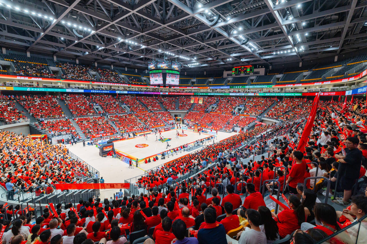 包含NBA全明星周末抢眼表现，球迷狂欢气氛高涨的词条